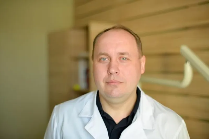 Багато пацієнтів бояться проходити скринінг колоректального раку за допомогою колоноскопії. Однак не дарма, адже ця процедура вважається «золотим стандартом» у профілактиці раку товстої кишки. Своєчасне виявлення поліпів та їх видалення рятує людям життя. Якщо у вас є показання до діагностики, не чекайте появи симптомів, які починають турбувати лише на кінцевих стадіях раку. Записатися на відеоколоноскопію в медичний центр Персомед Ви можете онлайн на сайті або за телефонами вказаними вище.