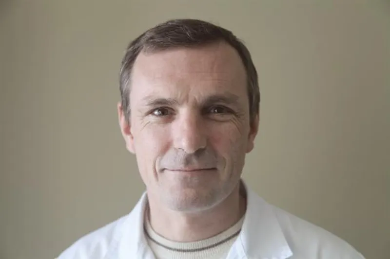 Папіломи, атероми, ліпоми й інші новоутворення шкіри дуже часто доставляють не тільки естетичний, але й фізичний дискомфорт, оскільки можуть травмуватися одягом або прикрасами. В залежності від характеру новоутворень, ми проводимо видалення різними способами, у тому числі радіохвильовим. При необхідності, лікар застосовує місцеві знеболювальні препарати, а повернутися додому Ви маєте змогу одразу після проведення маніпуляцій. Якщо Ви шукаєте, де в Києві можна видалити папілому або врізший ніготь - приходьте в Персомед.